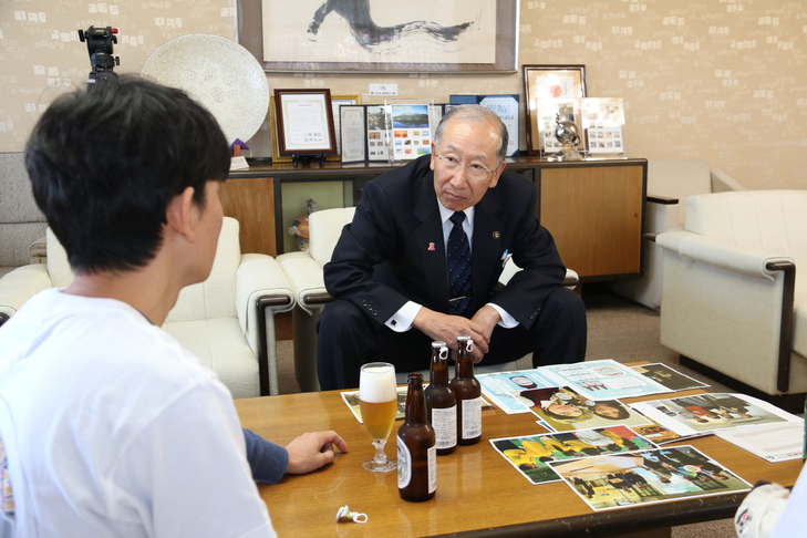 試飲する市長