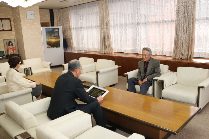 市長と会談する伊藤さん