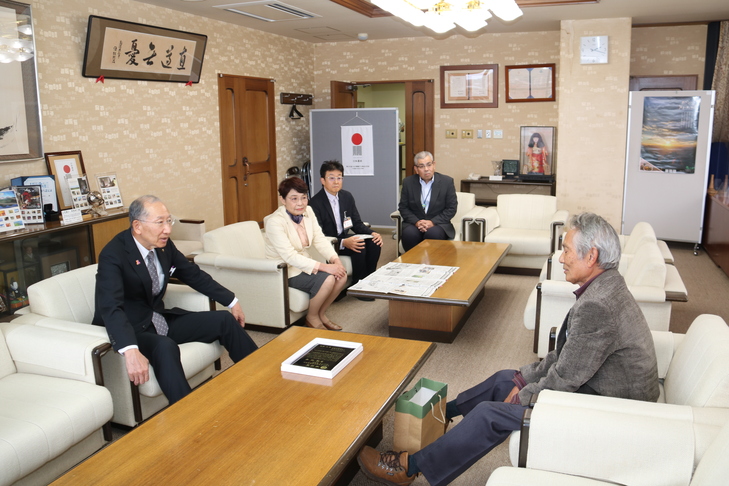 市長と会談する伊藤さん