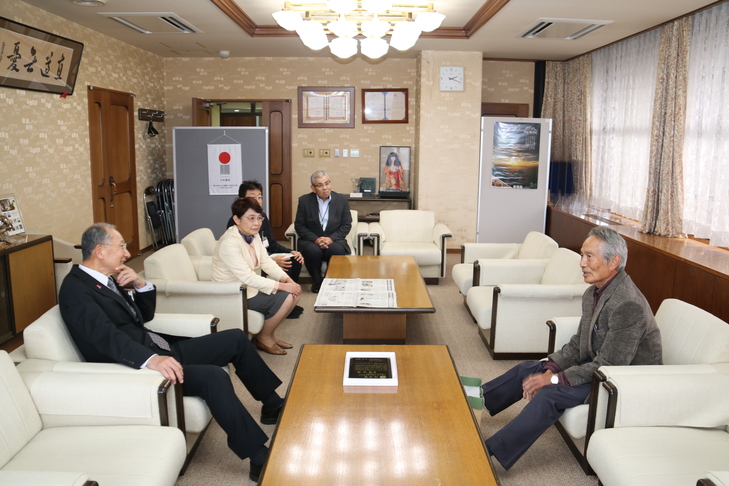 市長と会談する伊藤さん