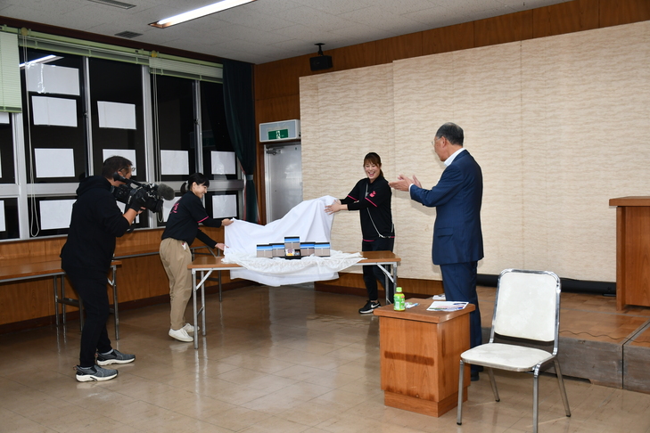 新商品を披露２