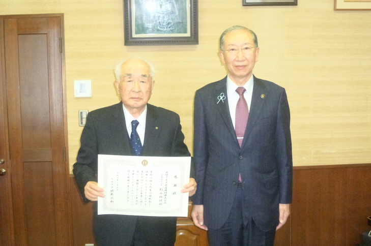市長と記念撮影をする杉谷代表取締役社長