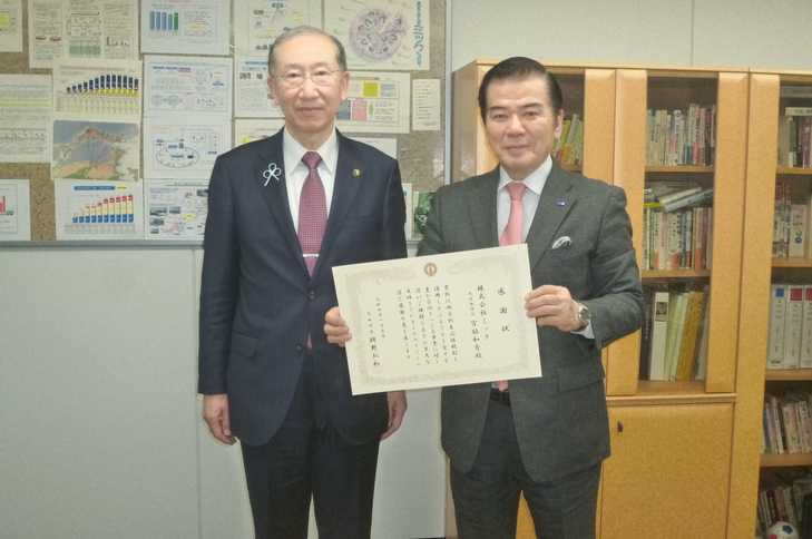 市長と記念撮影をする宮脇代表取締役