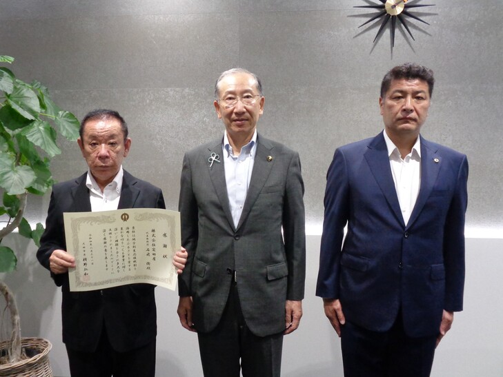 市長と記念撮影をする石飛代表取締役、（株）山﨑組の山﨑代表取締役