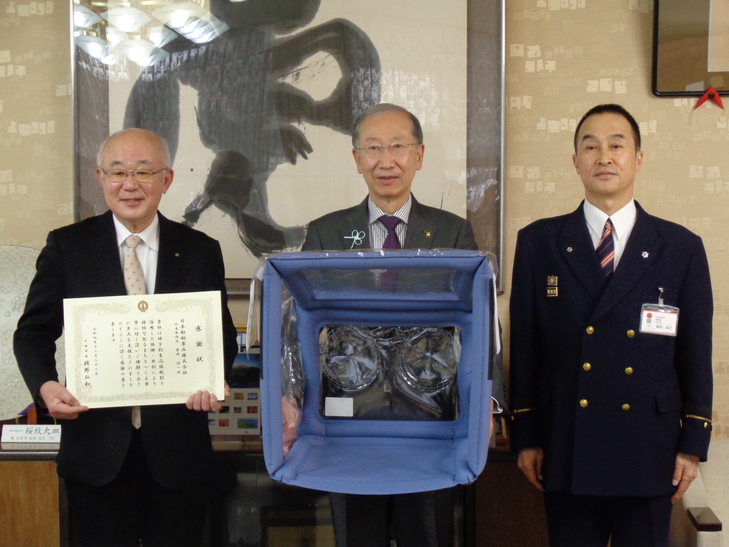 市長と記念撮影をする岩﨑代表取締役