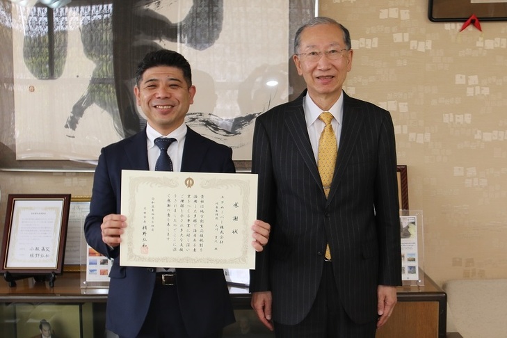 市長と記念撮影をする大川代表取締役