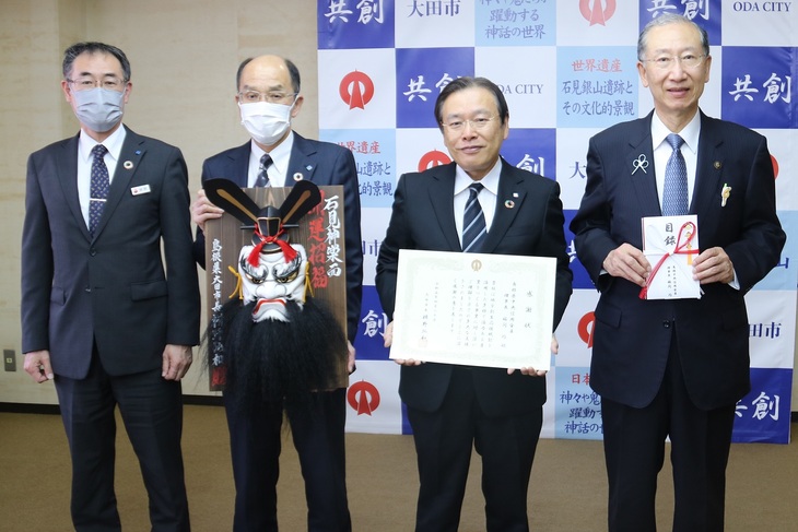市長と記念撮影をする福間理事長ほか