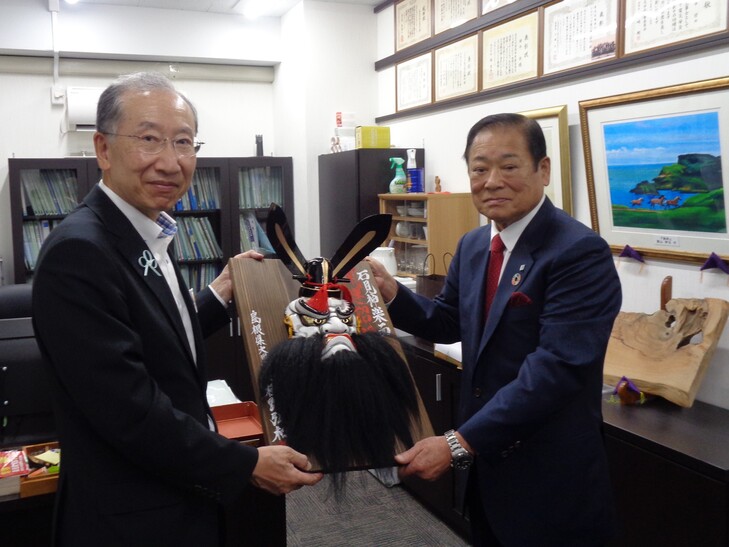 市長と記念撮影をする田中代表取締役会長