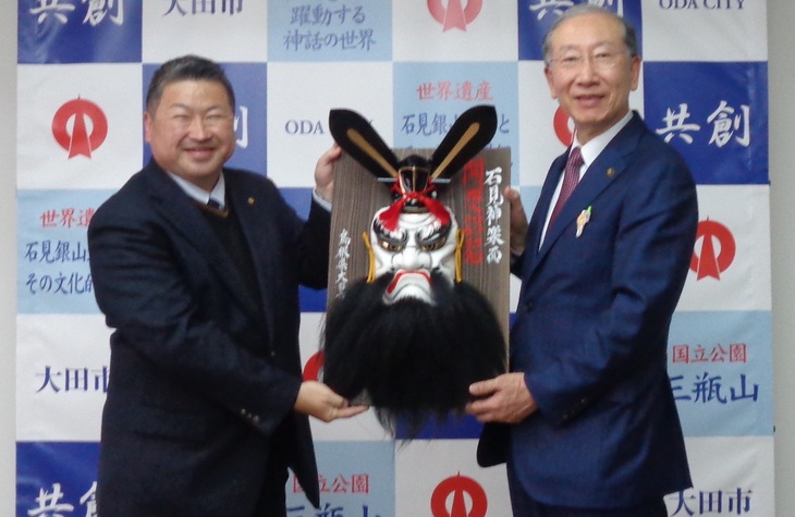 市長と記念撮影をする佐藤代表取締役