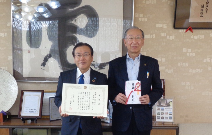 市長と記念撮影をする福間理事長