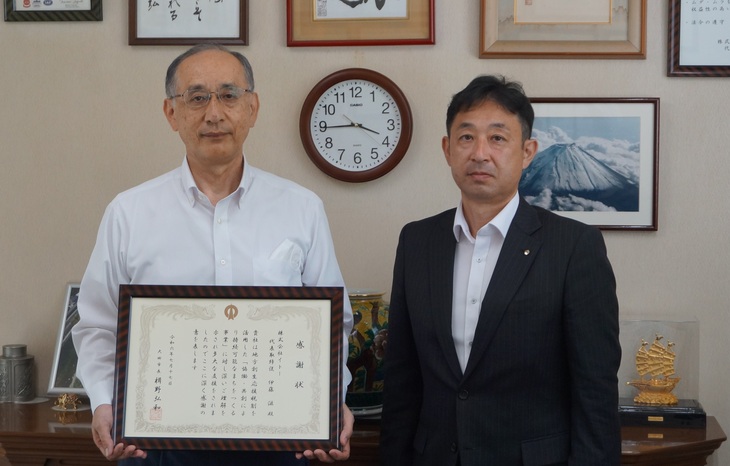 消防部長と記念撮影をする近藤常務取締役