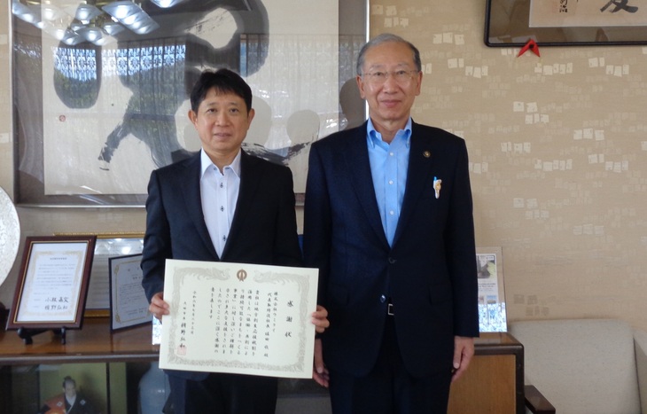 市長と記念撮影をする飯盛代表取締役副社長