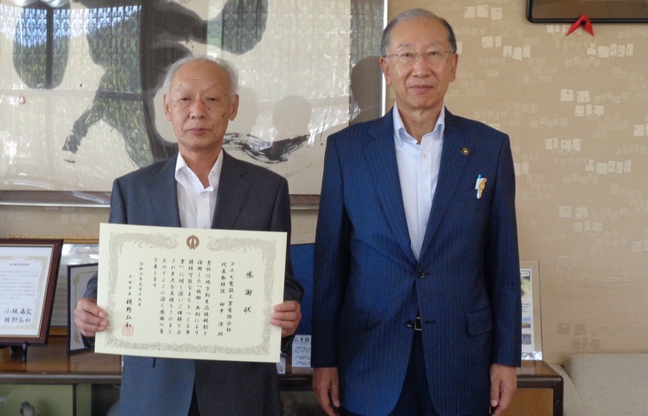 市長と記念撮影をする田中代表取締役