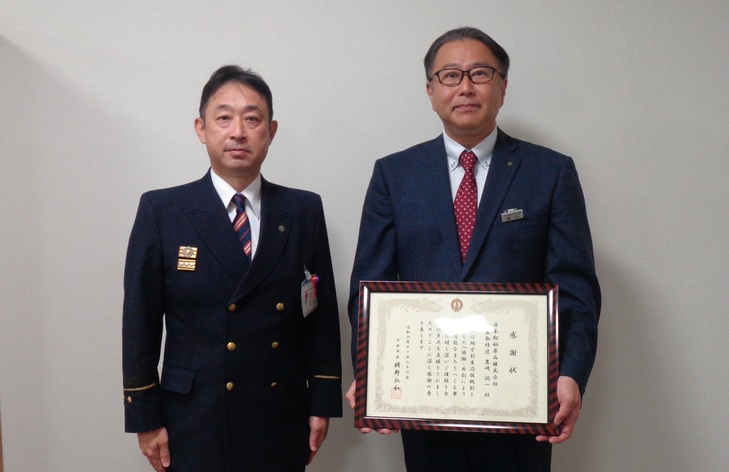 消防部長と記念撮影をする黒川広島営業所長