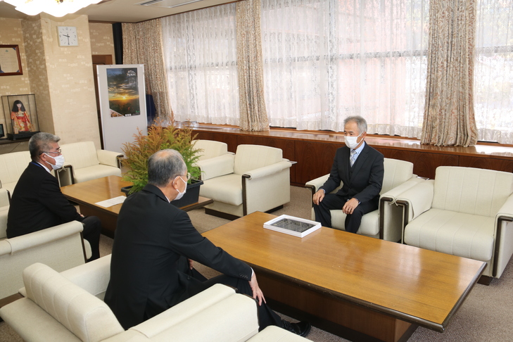市長と懇談する北垣さん