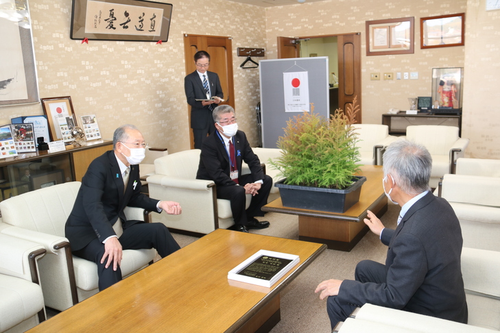苗木を説明する北垣さん
