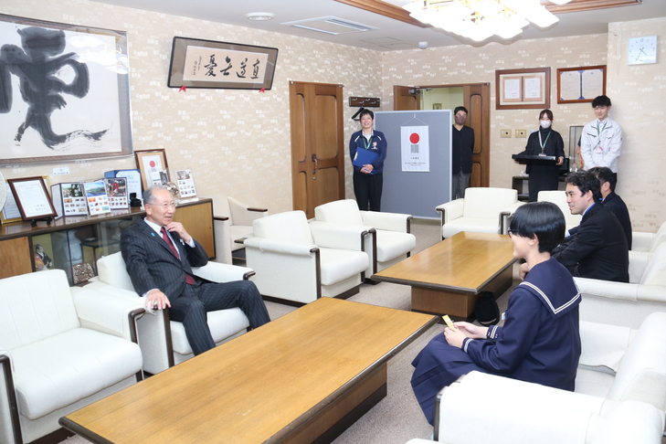 市長と話す岡田さん