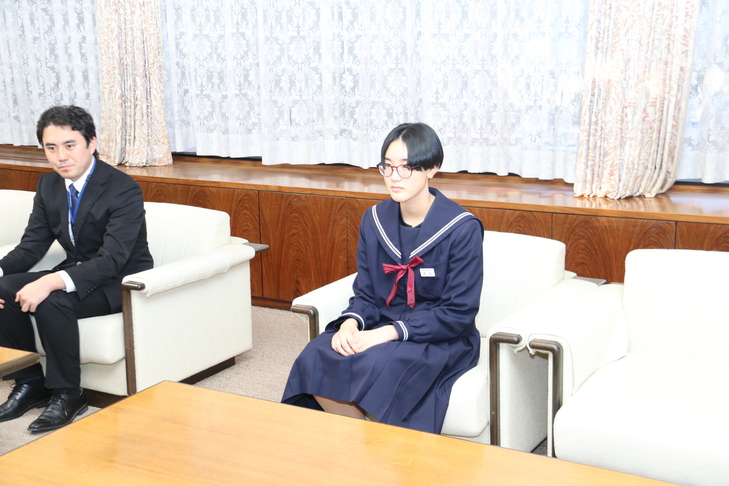 市長と話す岡田さん