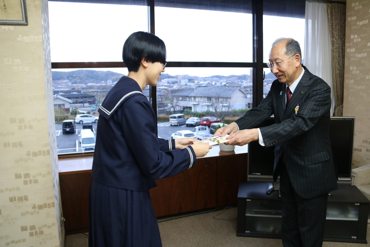 激励金を受け取る岡田さん