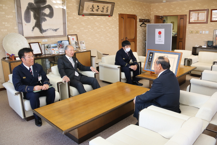 市長と話す金藤さん