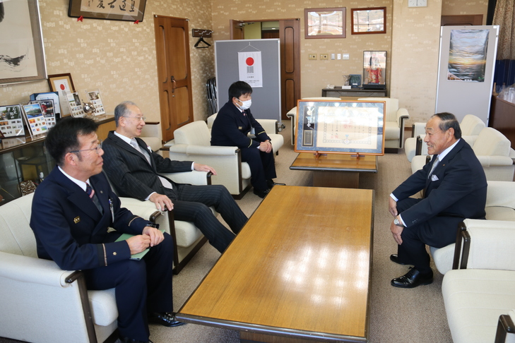 市長と話す金藤さん