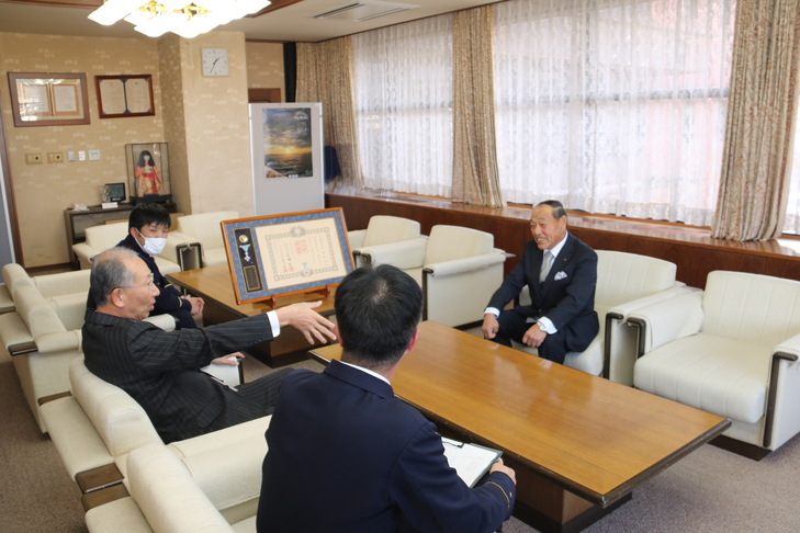 市長と話す金藤さん