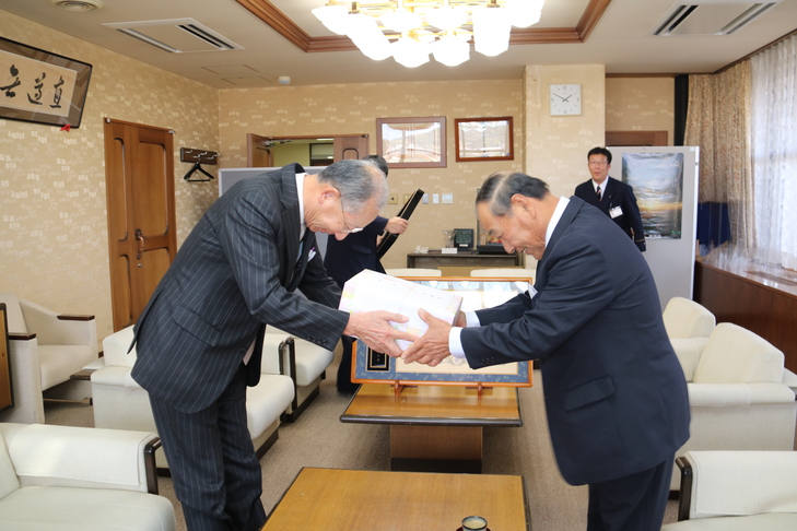 記念品を渡す市長