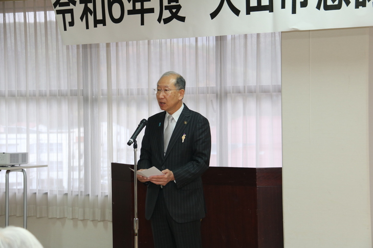 あいさつをする市長