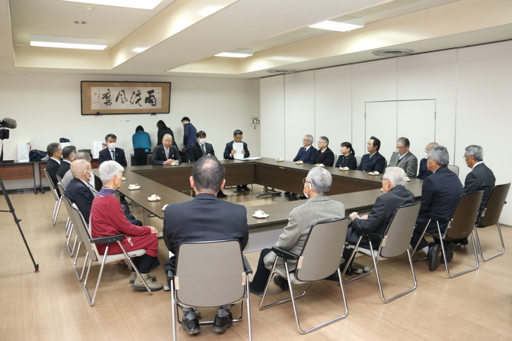 市長と懇談する受賞者の皆さん