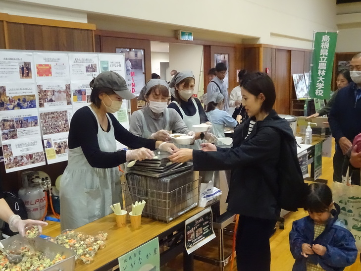 地域食堂「どがなか屋」
