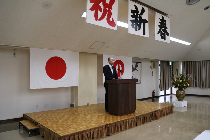 あいさつをする市長