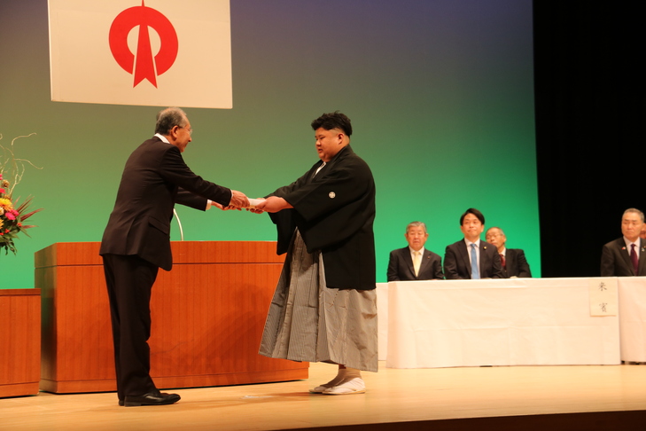 記念品を受け取る山本さん