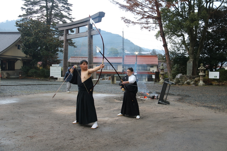 所作を確かめる射手