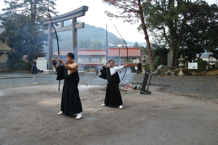 所作を確かめる射手
