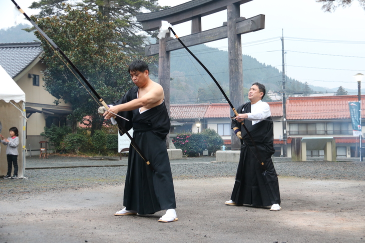 所作を確かめる射手