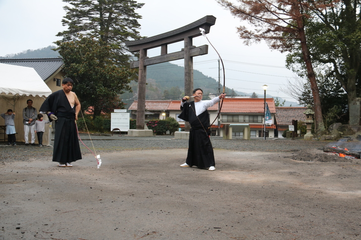 所作を確かめる射手