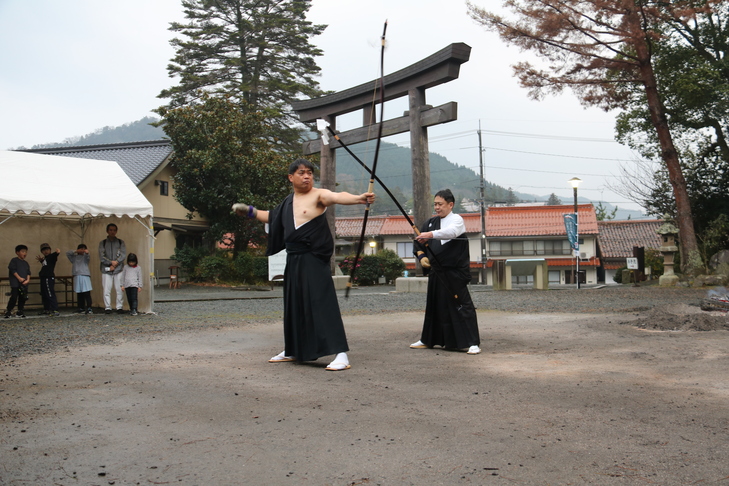 所作を確かめる射手