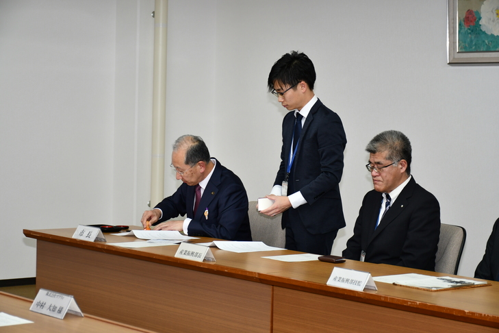 協定書に押印する市長