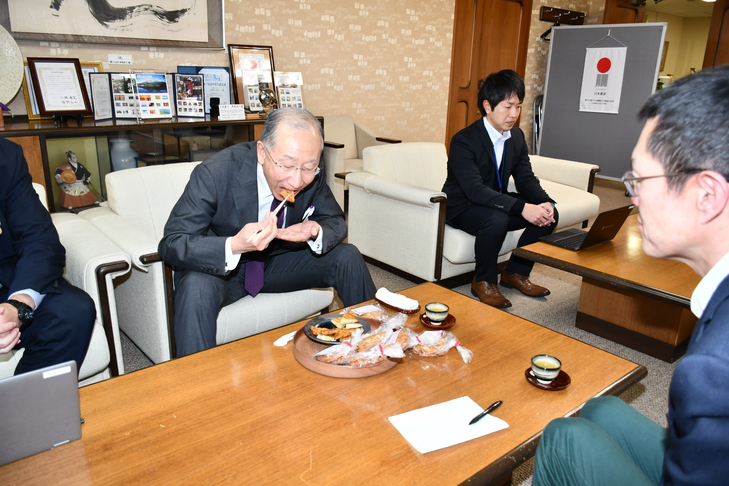 試食する市長