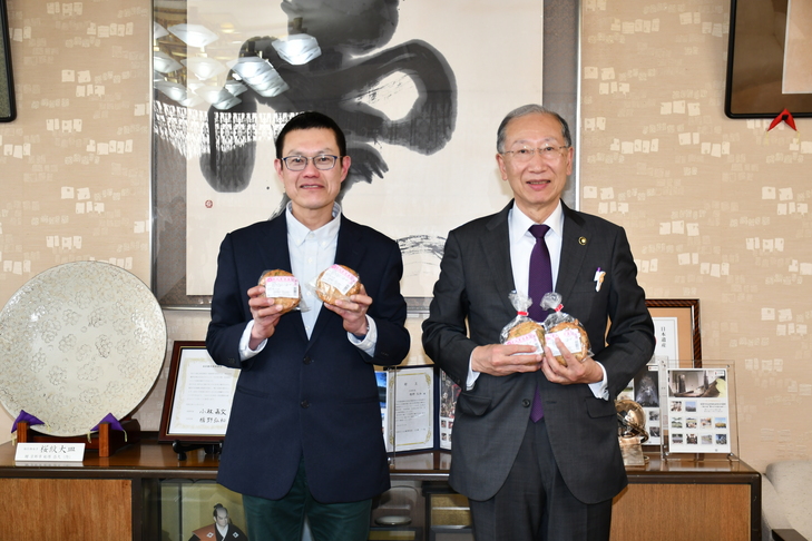 市長と工場長拡大写真