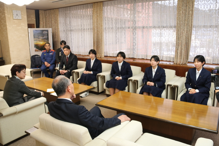 市長と歓談する生徒の皆さん