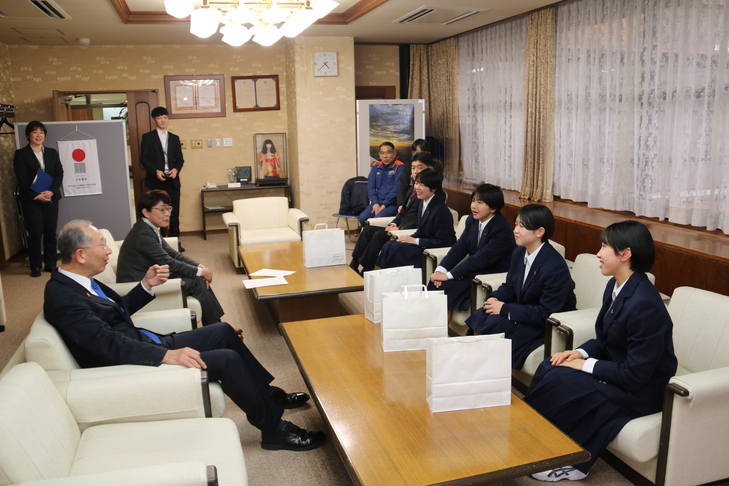 市長と歓談する生徒の皆さん