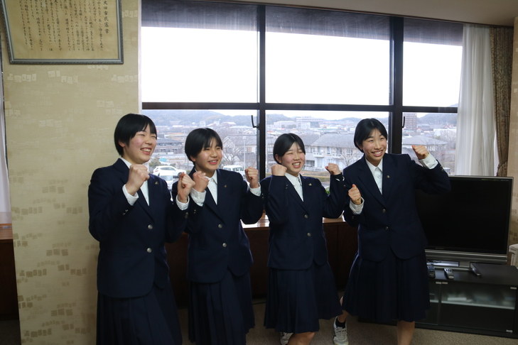 ガッツポーズをする生徒