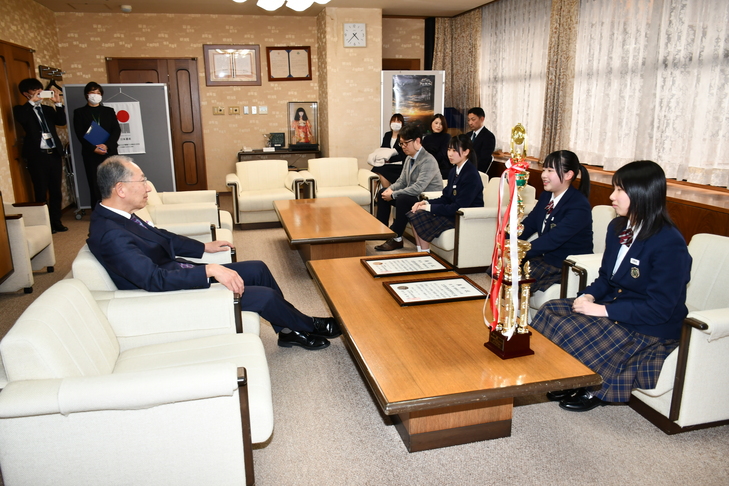 談笑全体シーン