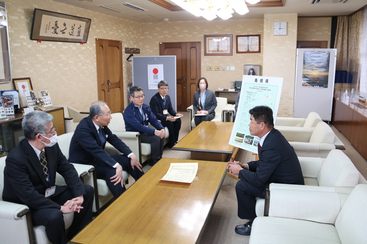 市長と歓談する的事務局長