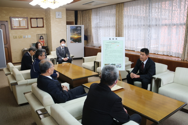 市長と歓談する的事務局長