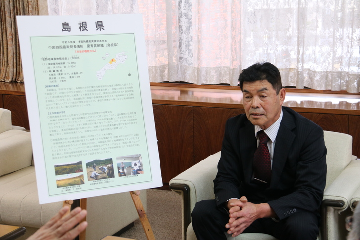 市長と歓談する的事務局長