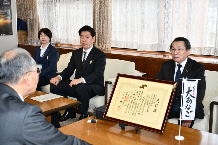 談笑シーン（アップ）