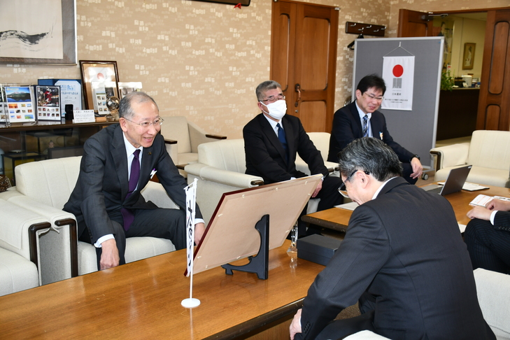 談笑シーン（市長アップ）