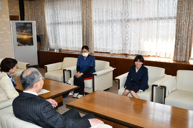 市長と話す木須井さん